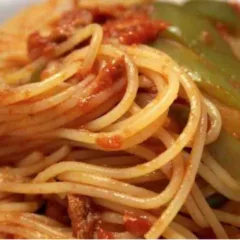 Spaghetti con tonno fresco e peperoni roggianesi
