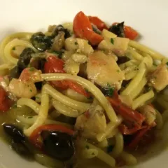 Spaghettone Benedetto Cavalieri con ragu di triglia e olive