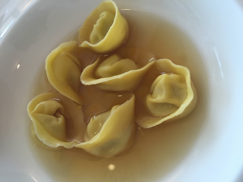 Tassa, tortelli di latte in brodo di di limone Amalfi pepe di Malabar vitro citronella e liquirizia