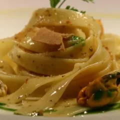 Nastri di pasta con cozze, bottarga di tonno e maggiorana
