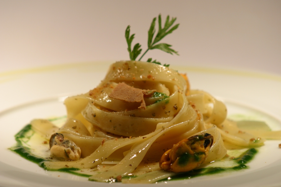 Nastri di pasta con cozze, bottarga di tonno e maggiorana