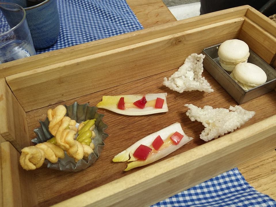 28 posti, pasta soffiata al pistacchio, indivia miso e cipolla agrodolce, tapioca e caprino alle erbe, macaron alle acciughe