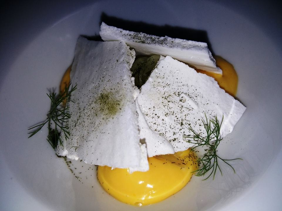 28 posti, finocchio sciroppato, gel al sambuco, cremoso al cioccolato bianco e meringa al limone