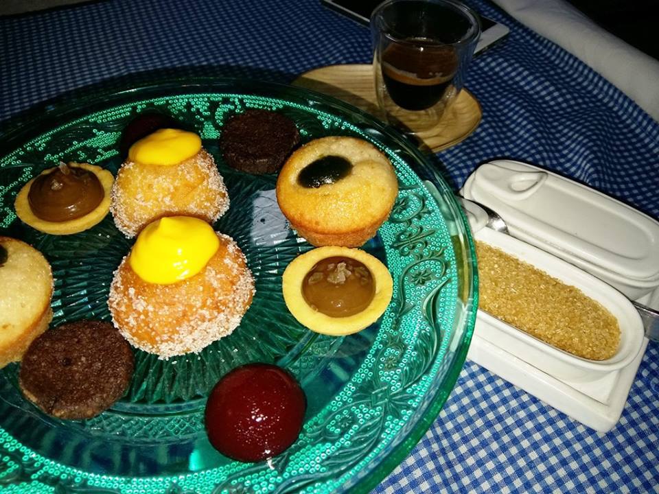 28 posti, piccola pasticceria e caffe'