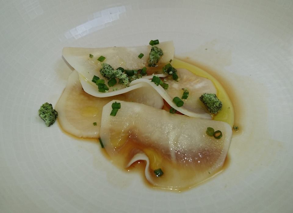 28 posti, rapa bianca affumicata, salsa ponzu e biscotto alle alghe