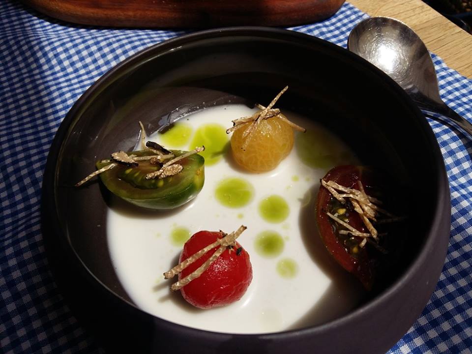 28 posti, pomodoro latte di mandorla, olio alla menta e tartufo nero