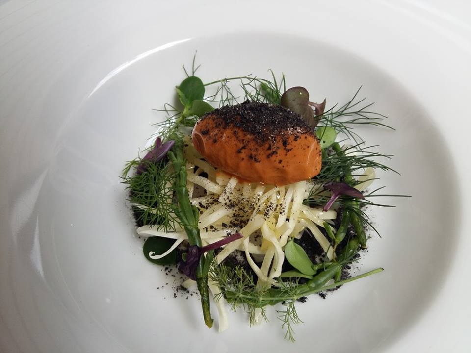 28 posti, 'Chiajozza' gamberi bianchi, gelato di ricci di mare, cavolo cappuccio, sabbia al nero di seppia, olio al pino marittimo