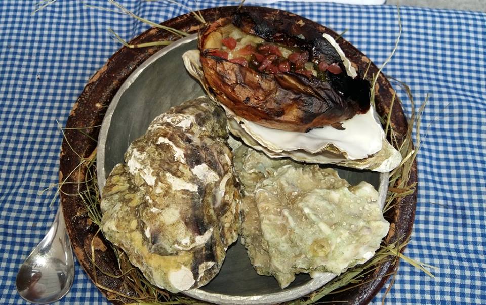 28 posti, cipolla e ostrica alla brace, olio al timo e ciliegia sotto aceto