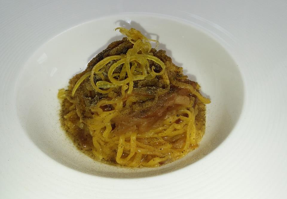 28 posti, tagliolini porro fondente, polvere di capperi, bucce di limone candito