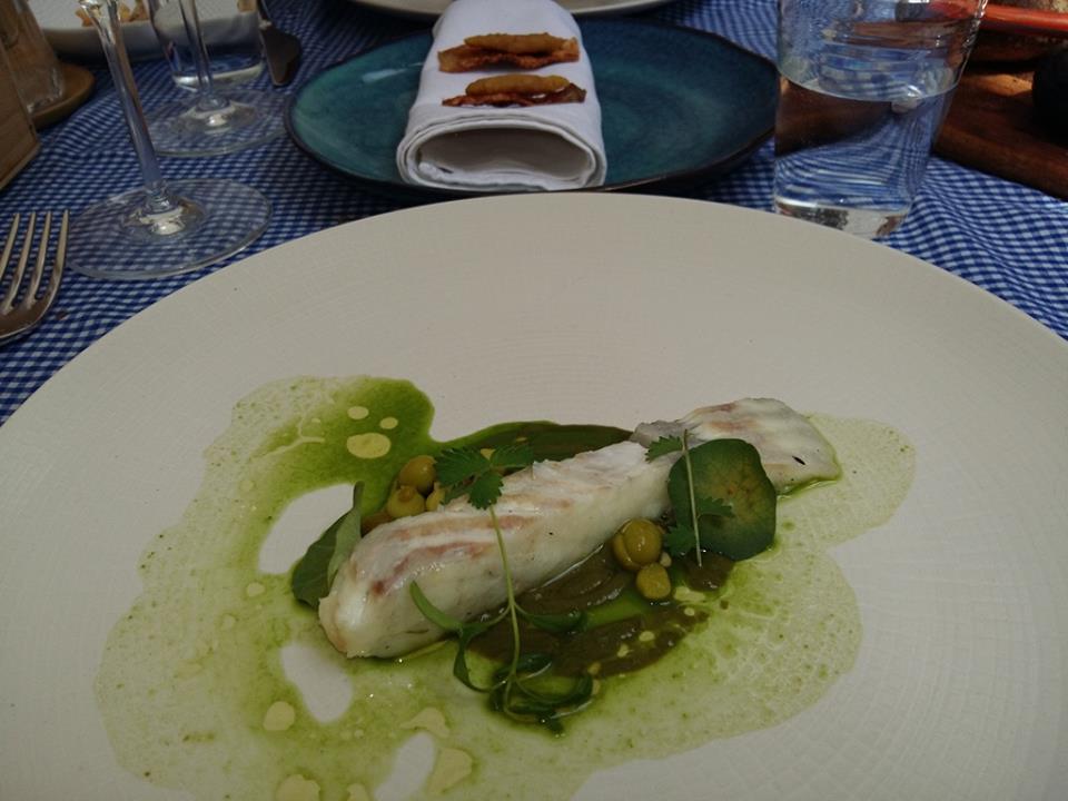 28 posti, rombo cotto sulla lisca alla brace, piselli freschi e fermentati, salsa alla verbena