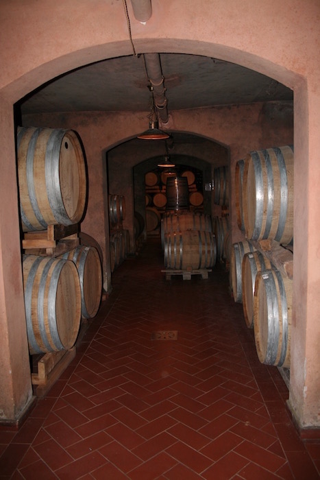 Alberto Longo Cantina - La bottaia ex silos di cereali