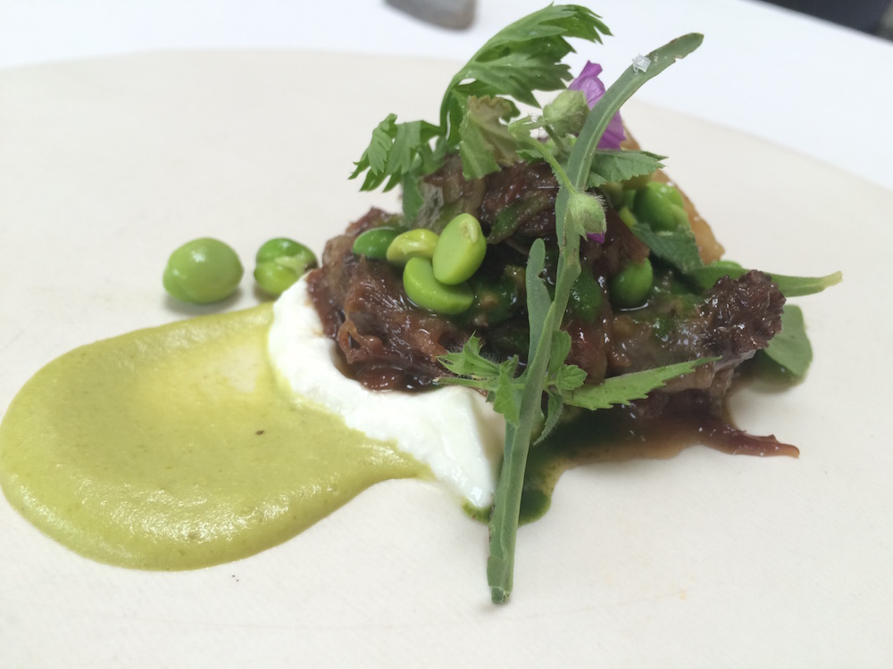 L'Argine a Venco' - Coda di manzo in umido, con piselli freschi e crema di friggitelli, con yogurt, rucola, menta e Melissa