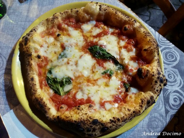 La classifica delle migliori pizzerie della provincia di Caserta. La pizza margherita di Casa Vitiello di Ciccio Vitiello a Tuoro