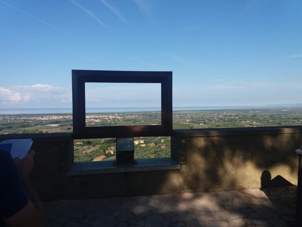 Le Macchiole, La cornice che guarda le isole toscane