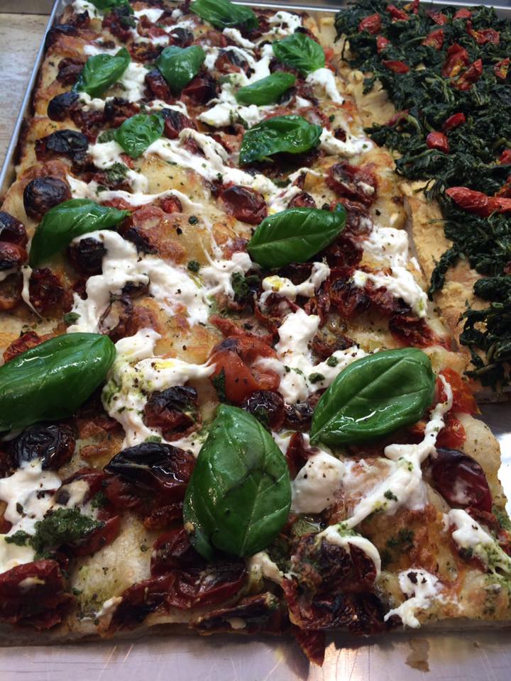 Mani in pasta, burrata e pomodorini