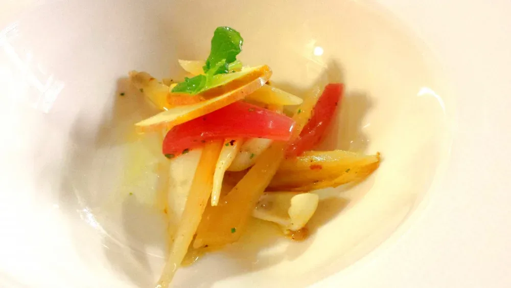 Pesce Briaco. Seppia, mela cipolla rossa e scorzonera