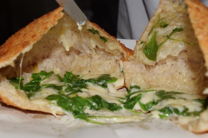 1947, Pizza fritta con provola di Sorrento, rucola, zeste di limone e provolone grattugiato