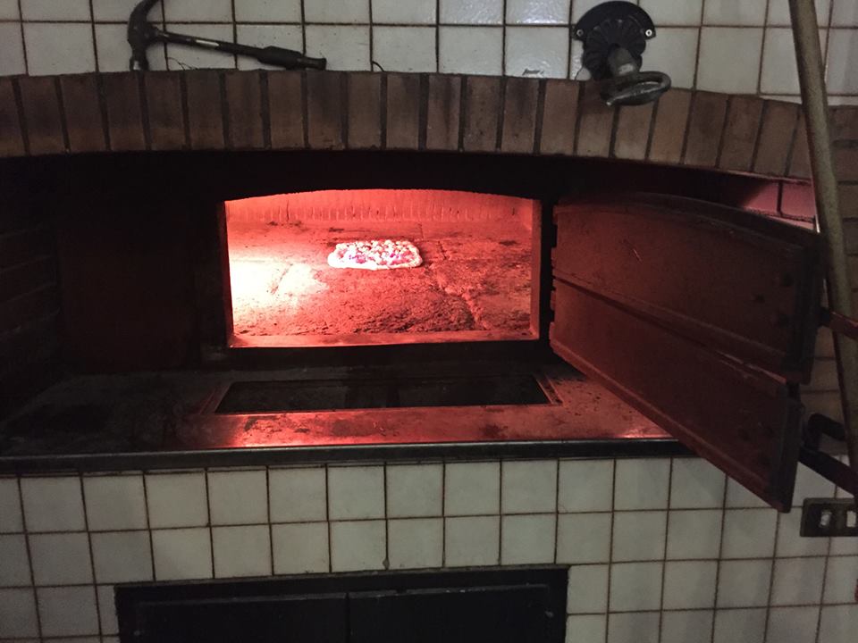 Pizzeria 'O Gemell, il forno per la pizza a metro e il pane