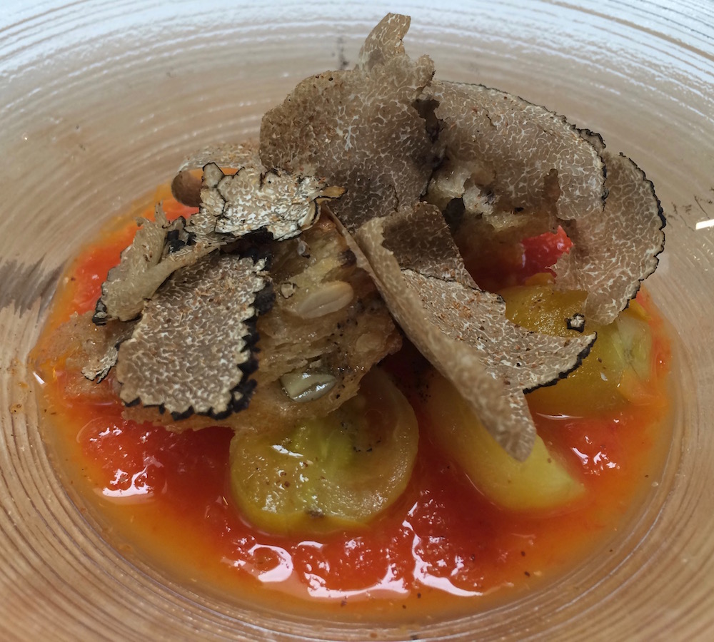 Ristorante l'Argine a Venco'- La Zuppa tiepida di pomodoro, in varie consistenze e cotture con tartufo di Venco' e polvere di funghi porcini