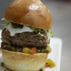 Minibun con hamburger di podolica Irpina, stracciatella di bufala, caponatina di verdure e germoglio di trifoglio
