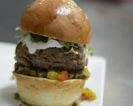 Minibun con hamburger di podolica Irpina, stracciatella di bufala, caponatina di verdure e germoglio di trifoglio