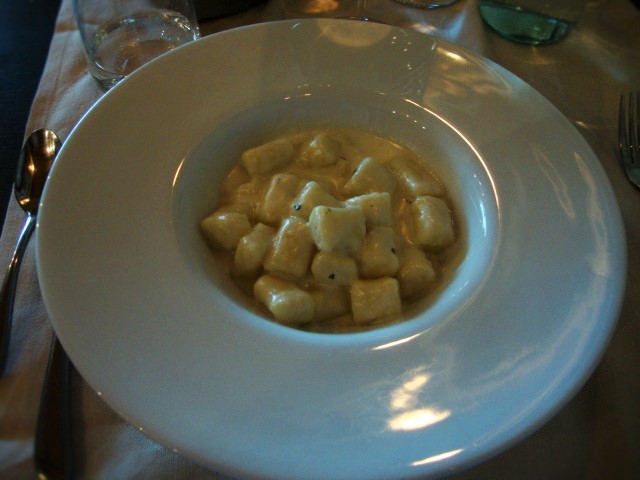 Locanda Mammi' gnocchi con caciocavalllo, menta e limone