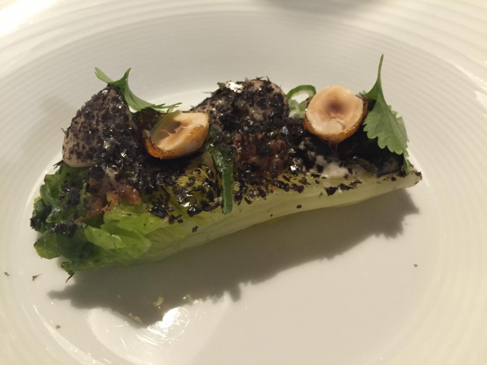 Metamorfosi di Roy Caceres, lattuga di mare, ostrica, nocciole caramellate e cavolo fermentato