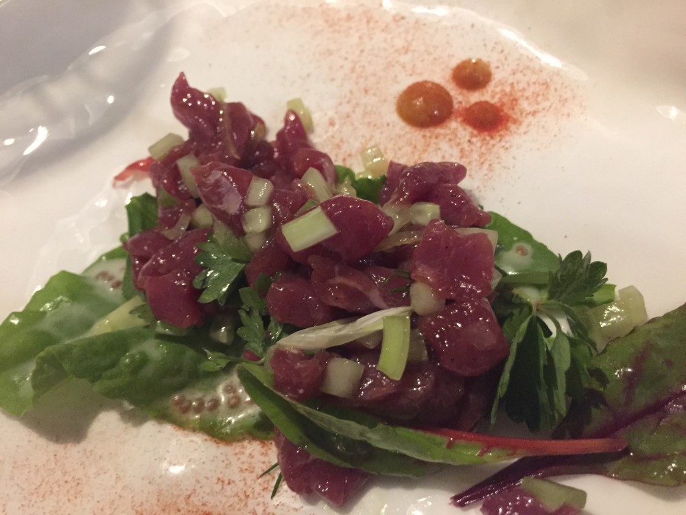 Metamorfosi di Roy Caceres, crudo di agnello, emulsione di chipotle e polvere di peperoni