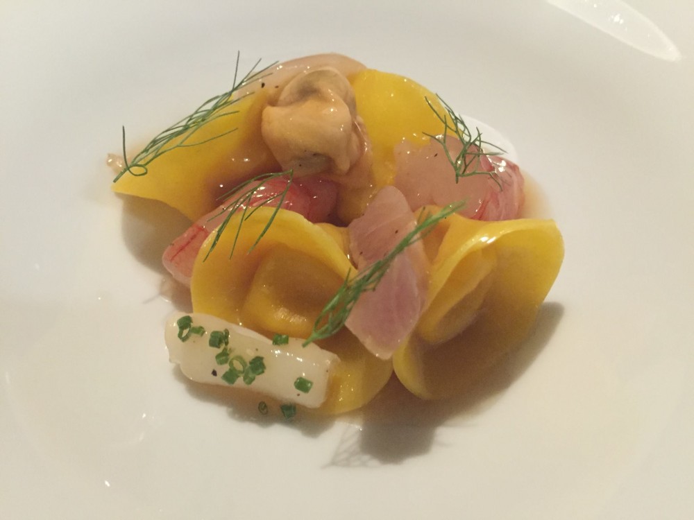 Metamorfosi di Roy Caceres, minestra di pesce in raviolo cotti e crudi