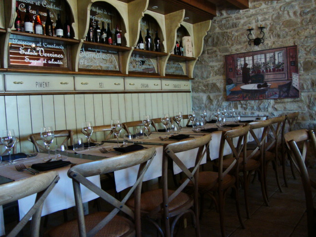 Locanda Mammi'  sala con credenza a muro