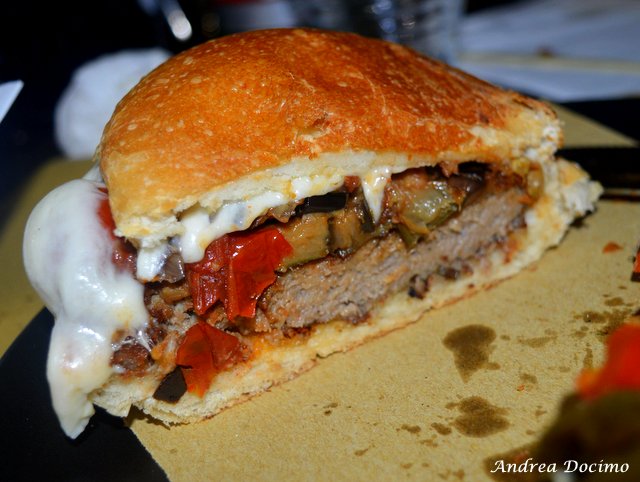 Bifburger by Bifulco a San Giuseppe Vesuviano. La sezione di un panino con le melanzane a funghetto