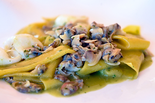 Chalet Galileo, lasagnette scomposte con vongole calamaretti e pesto di basilico