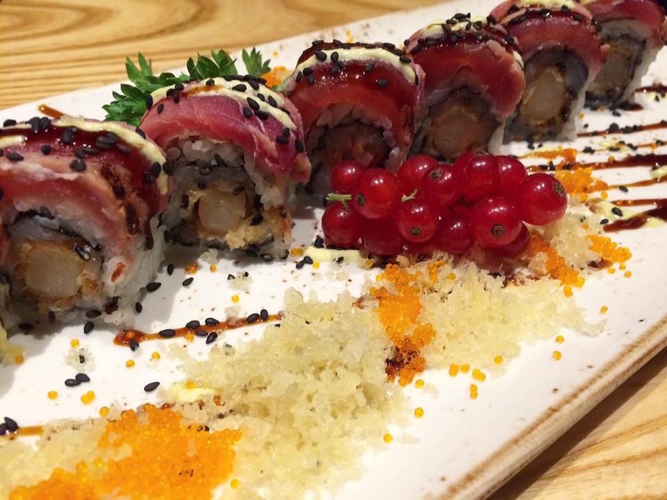 J JAPANESE, roll premium tonno Aburi e Zuke, sesamo nero, gambero rosso in tempura e tartare di dentice marinato