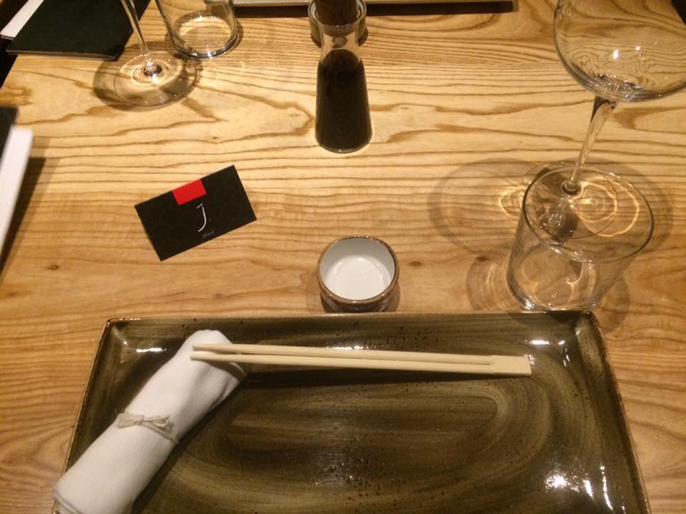  J JAPANESE, Ligne de Table e postazione