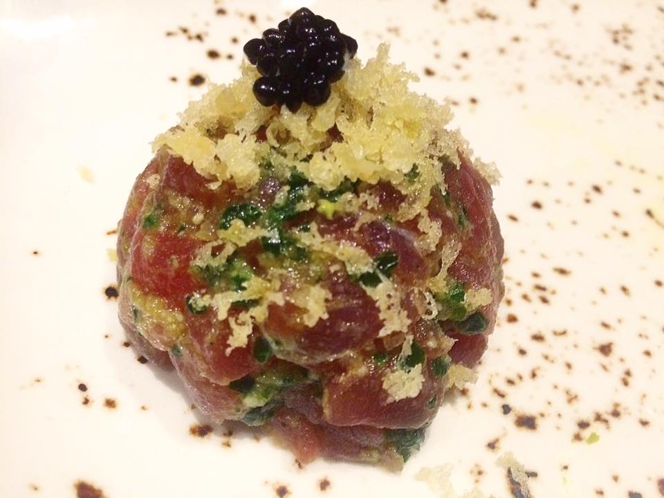  J JAPANESE, tartare di tonno, pesto di spinaci, fiocchi di tempura, olio al tartufo e il suo caviale