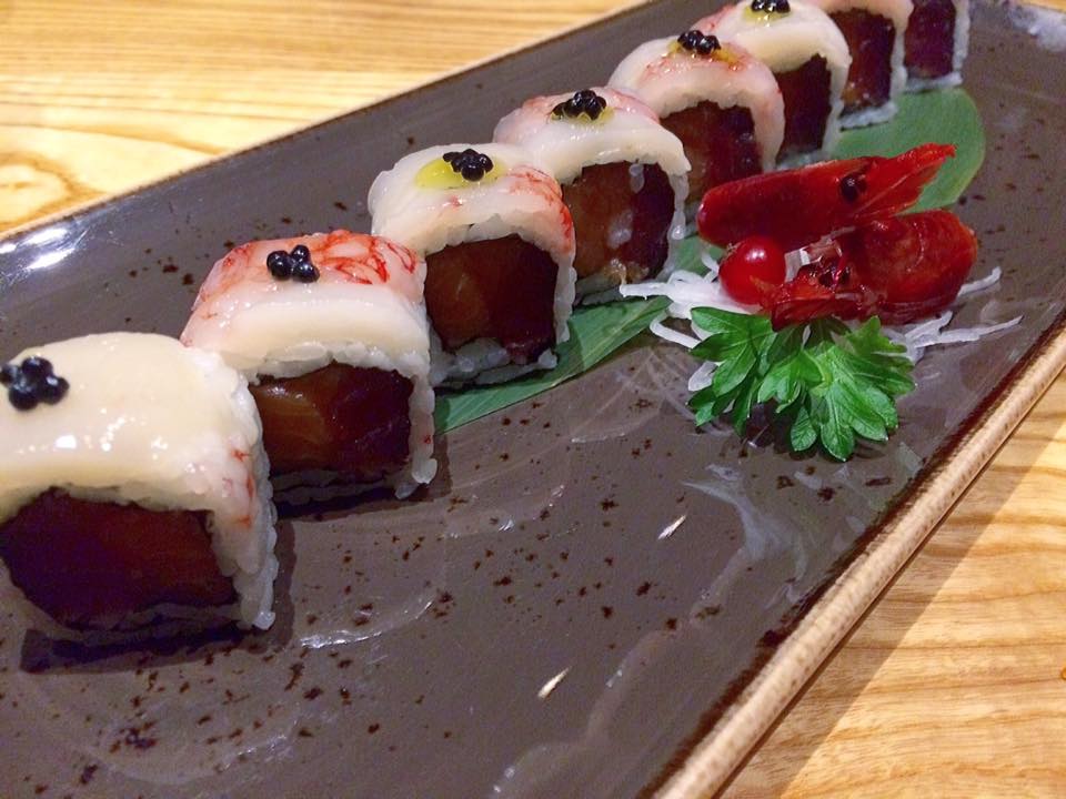 J JAPANESE, roll premium Capasanta, gambero rosso, olio al tartufo, caviale, tonno e salmone