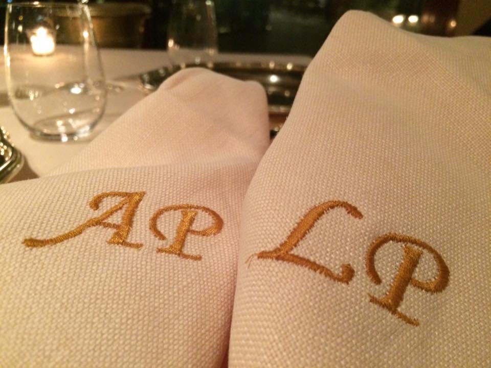 La pergola, le iniziali sui tovaglioli