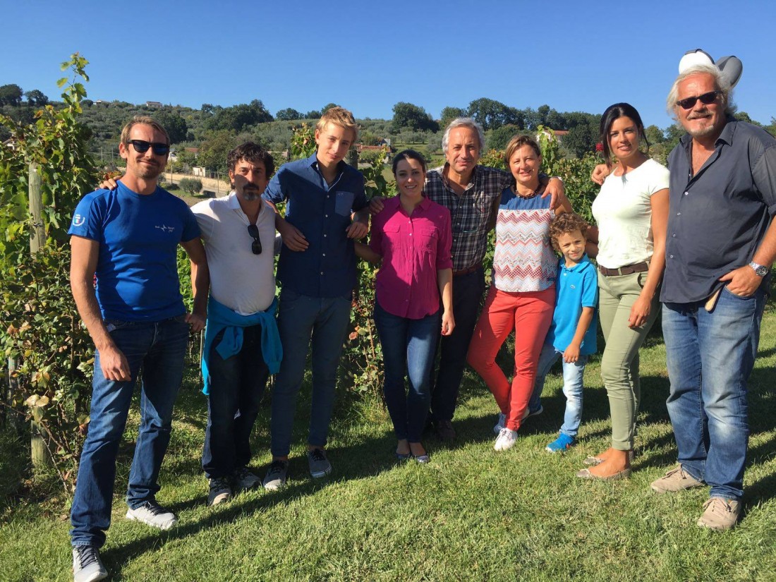 Linea Verde Foto ricordo finale a Quintodecimo con la famiglia Moio, il regista Dario Di Gennaro e lo staff