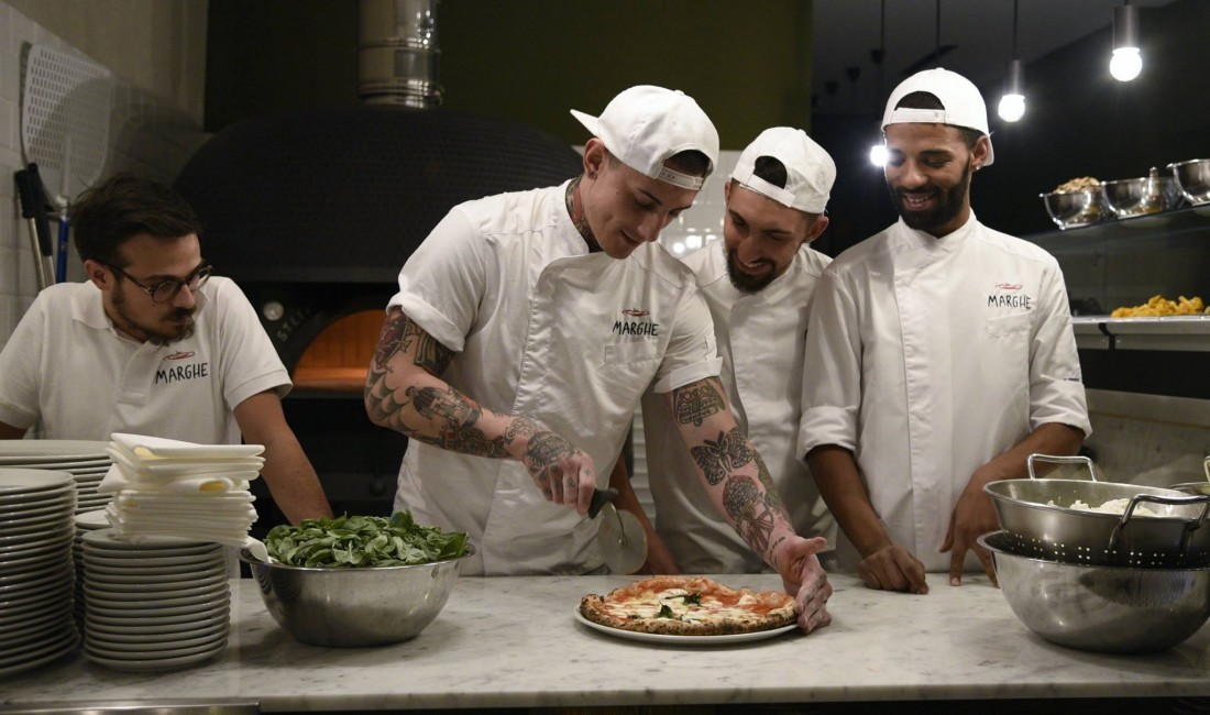 Matteo Mevio e la sua squadra della pizzeria a via Plinio