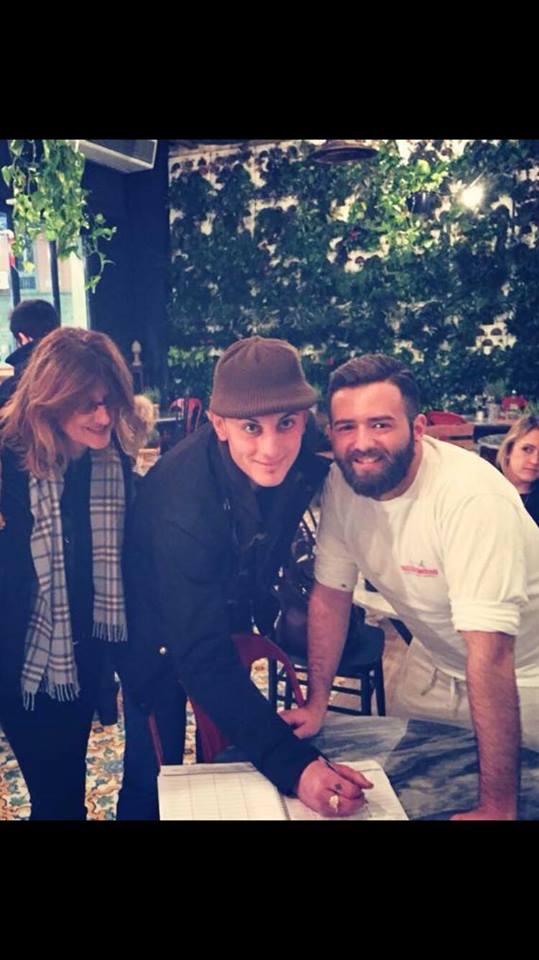 Matteo Mevio tra la mamma Antonella e Vincenzo Capuano