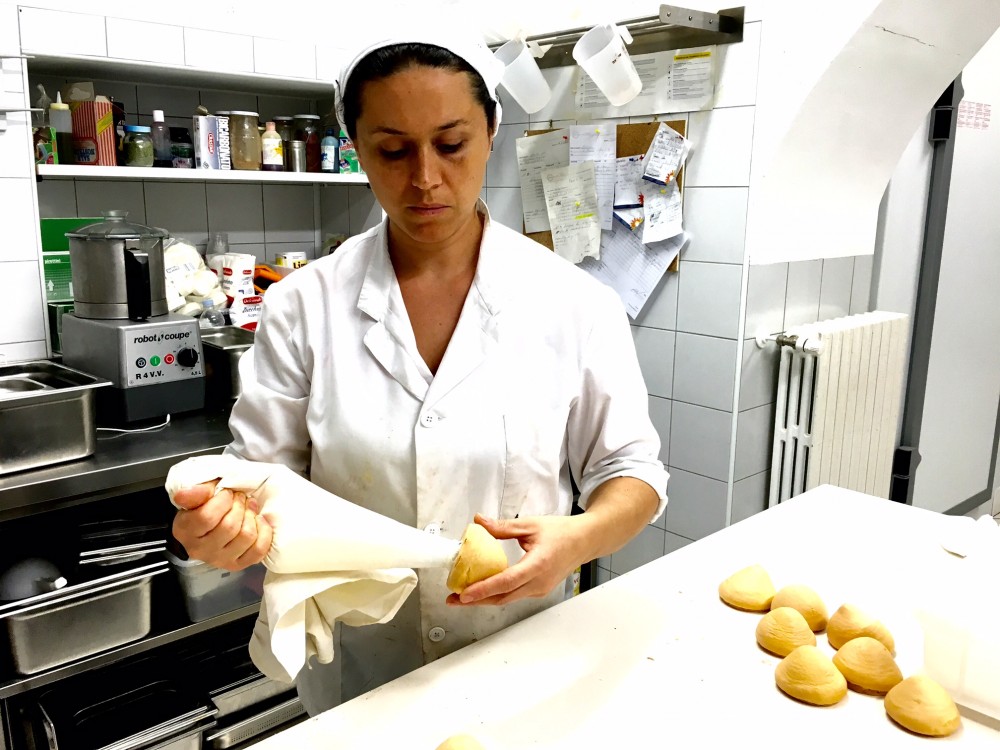 Pasticceria Monastero di Santa Chiara, il riempimento delle Tette