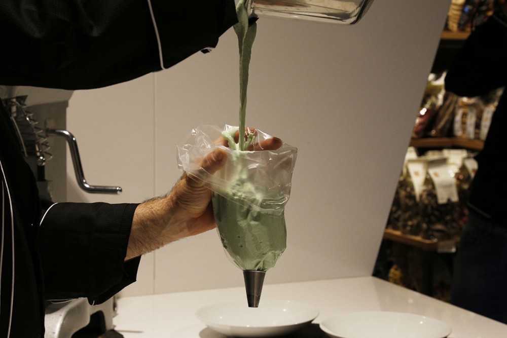 Storie di Pane, Pietro Macellaro mentre prepara la sac à poche per i  macarons