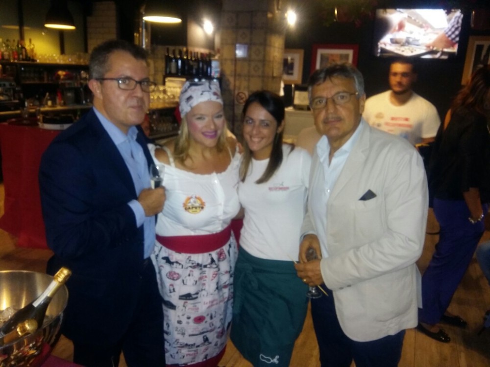 TERESA IORIO CON GLI OSPITI ALL'INAUGURAZIONE