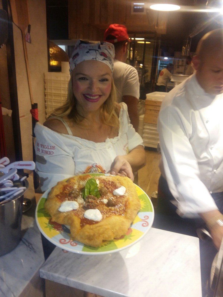 TERESA IORIO CON LA PIZZA FRITTA AL RAGU'