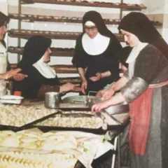 Una vecchia foto delle Clarisse intente a preparare le Tette