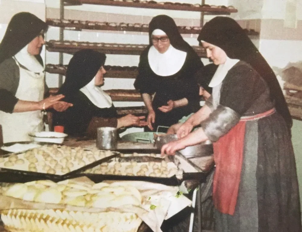 Una vecchia foto delle Clarisse intente a preparare le Tette