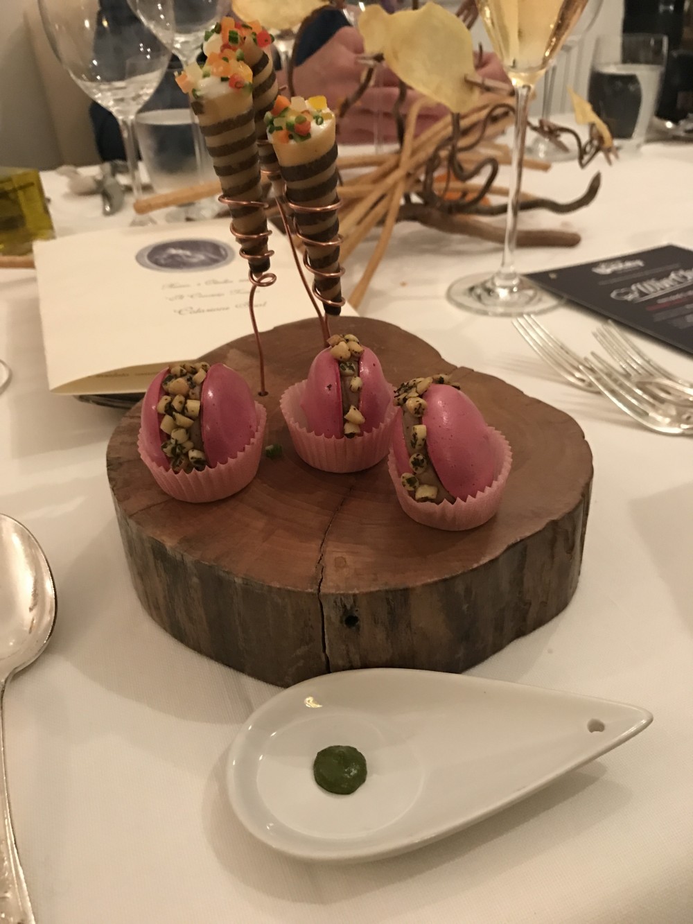 WinChef, Cannolo di pane, crema di ceci, cumino, verdurine, cremoso di alici con e Macaron crudi al lampone, mandorle, patè di fegatelli d’anatra e erbe