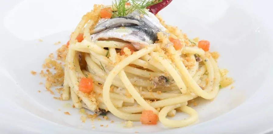 Bucatini con sarde al finocchietto e pane tostato al peperoncino di Senise