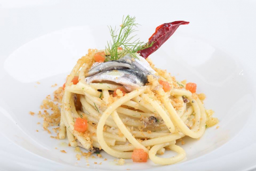 Bucatini con sarde al finocchietto e pane tostato al peperoncino di Senise