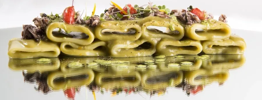 Mezzo pacchero di Gragnano in un fondale a Mazara